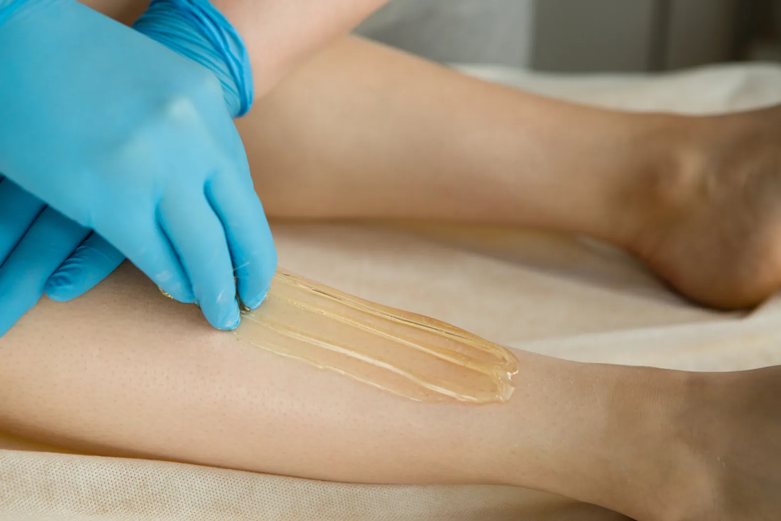 Body Sugaring mit Zuckerpaste